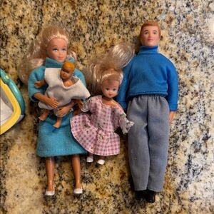 VINTAGE LOT OF 4 TOWN SQUARE DOLLHOUSE ~ DOLL FIGURES~ FAMILY 1999